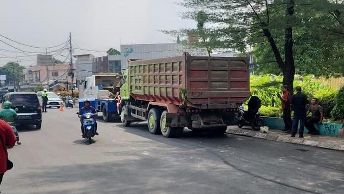 Truk kecelakaan di Ciputat sudah dievakuasi. (Dok. ist)
