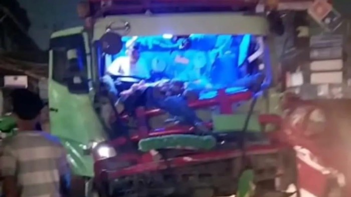Truk kecelakaan di Jl Ir H Juanda Ciputat Tangerang Selatan arah Lebak Bulus Jakarta Selatan pagi ini.
