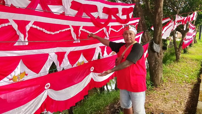 Ucok (56), seorang pedagang bendera di Jakabaring  Palembang