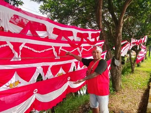 Pedagang Bendera Sebut Banyak Warga Palembang Cari Bendera One Piece
