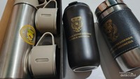 Aneka rupa tempat minum dengan lambang Istana Kepresidenan Republik Indonesia