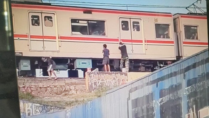 Video bocah silver bergelantungan di pintu kereta rel listrik (KRL) viral di medsos. KAI Commuter mengingatkan soal keselamatan dan ancaman sanksi. (Tangkapan layar video viral/dok Ist)