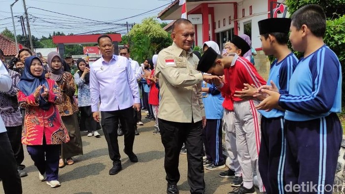 Wakil Menteri Koordinator Bidang Politik dan Keamanan (Wamenko Polkam) Letjen (Purn) Lodewijk Freidrich Paulus saat mengunjungi sekolah rakyat di Bogor.
