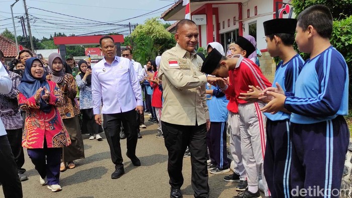 Wakil Menteri Koordinator Bidang Politik dan Keamanan (Wamenko Polkam) Letjen (Purn) Lodewijk Freidrich Paulus mengunjungi  Sekolah Rakyat Menengah Pertama 10 yang terletak di Sentra Terpadu Inten Soeweno, Cibinong, Kabupaten Bogor.