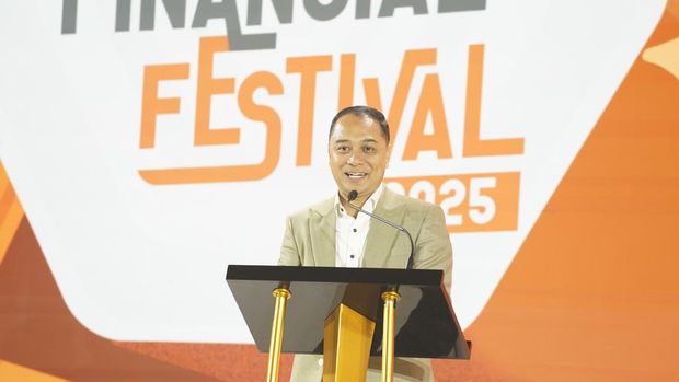 Walikota Surabaya, Eri Cahyadi menyampaikan paparan dalam acara LPS Financial Festival 2025 di Dyandra Convention Center, Surabaya, Jawa Timur, Kamis (7/8/2025). (CNBC Indonesia/Tias Budiarto)