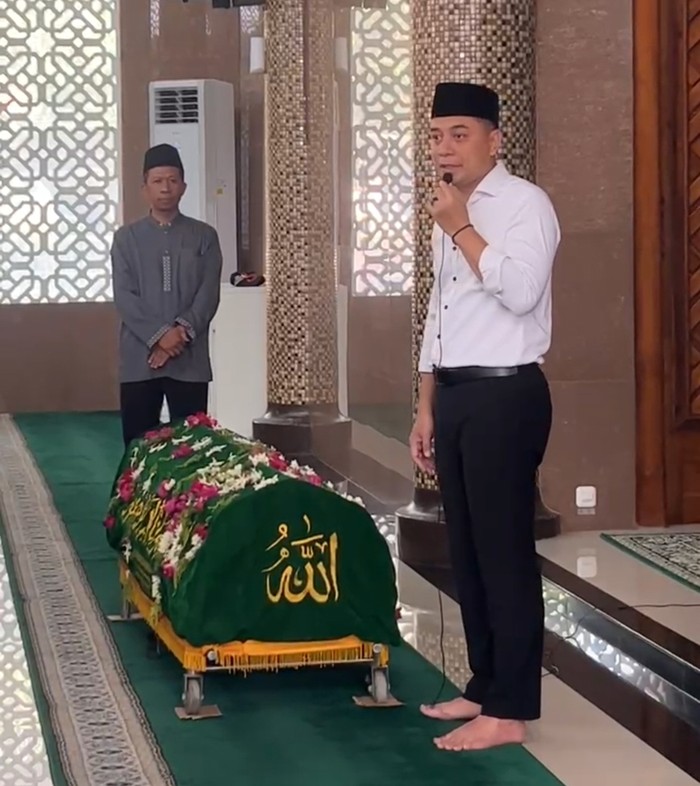 Walkot Eri saat melayat ibunda Wawali Armuji yang meninggal