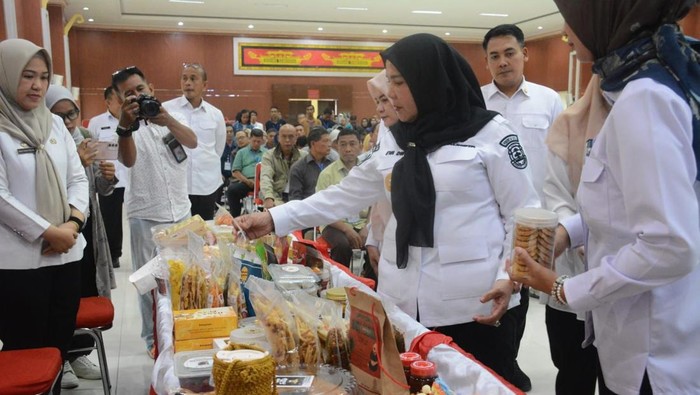 Walkot Eva saat membuka pelatihan kewirausahaan di Bandar Lampung