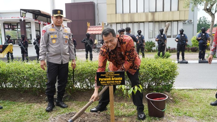 Wamenpan-RB Purwadi Arianto melakukan audiensi dengan Kapolda Riau Irjen Herry Heryawan. Di sela kegiatan itu, Purwadi Arianto menanam pohon Gaharu di halaman Mapolda Riau, Kamis (7/8/2025).