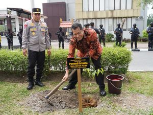 Audiensi dengan Kapolda Riau, Wakil Menteri PAN-RB Tanam Pohon