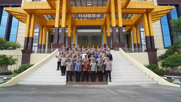 Wamenpan-RB Purwadi Arianto melakukan audiensi dengan Kapolda Riau Irjen Herry Heryawan. Di sela kegiatan itu, Purwadi Arianto menanam pohon Gaharu di halaman Mapolda Riau, Kamis (7/8/2025).