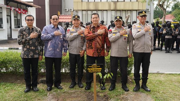 Wamenpan-RB Purwadi Arianto melakukan audiensi dengan Kapolda Riau Irjen Herry Heryawan. Di sela kegiatan itu, Purwadi Arianto menanam pohon Gaharu di halaman Mapolda Riau, Kamis (7/8/2025).