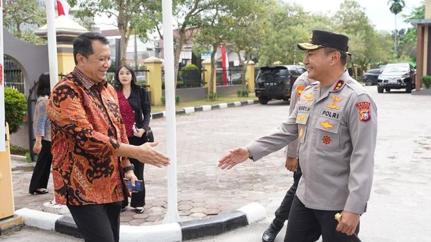 Wamenpan-RB Purwadi Arianto melakukan audiensi dengan Kapolda Riau Irjen Herry Heryawan. Di sela kegiatan itu, Purwadi Arianto menanam pohon Gaharu di halaman Mapolda Riau, Kamis (7/8/2025).
