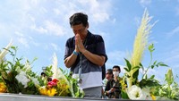 Peringatan ini menjadi momentum penting karena para penyintas bom, hibakusha, kini rata-rata berusia lebih dari 86 tahun. Seruan agar dunia bergerak menuju perlucutan senjata nuklir kian mendesak karena jumlah mereka terus menyusut. REUTERS/Kim Kyung-Hoon