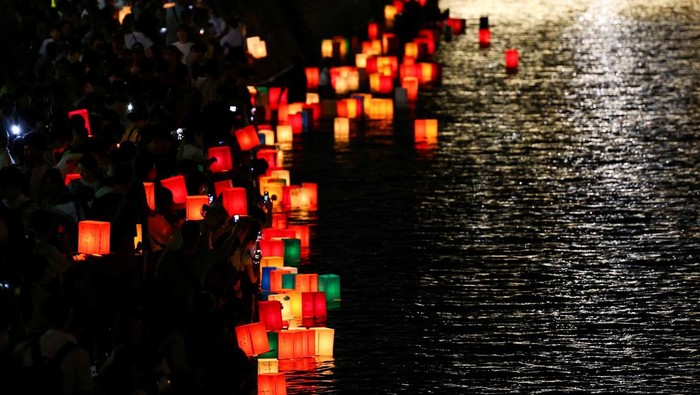 A person holds a paper lantern to release on the Motoyasu River in remembrance of atomic bomb victims on the 80th Atomic Bombing Day anniversary in Hiroshima, western Japan, August 6, 2025. REUTERS/Kim Kyung-Hoon