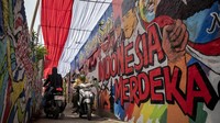 Aksi ini menjadi simbol semangat nasionalisme dan kebersamaan warga dalam menyambut hari kemerdekaan. Tak hanya memasang dekorasi merah putih, warga juga menghias lingkungan dengan mural bergambar pahlawan nasional yang menggambarkan nilai-nilai perjuangan dan cinta tanah air. ANTARA FOTO/Abdan Syakura
