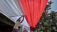 Warga memasang dekorasi kain merah putih di Kampung Rancabali, Padalarang, Kabupaten Bandung Barat, Jawa Barat, Kamis (7/8/2025). ANTARA FOTO/Abdan Syakura