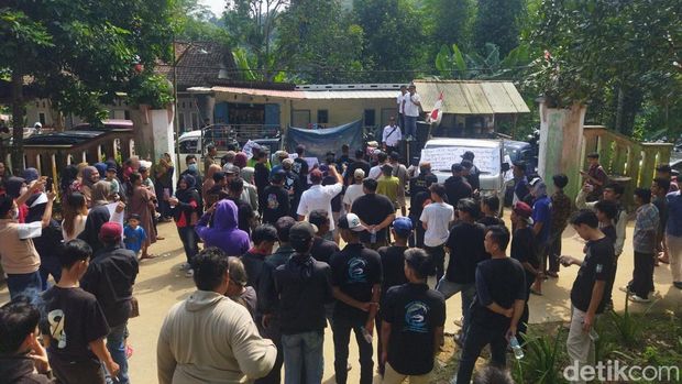 Warga Desa Bangkonol protes terkait kebijakan kerjasama penampungan sampah Tangsel. Mereka menutup pintu masuk TPA Bangkonol dan menumpahkan sampah di depan kantor Dinas Lingkungan Hidup Pandeglang.
