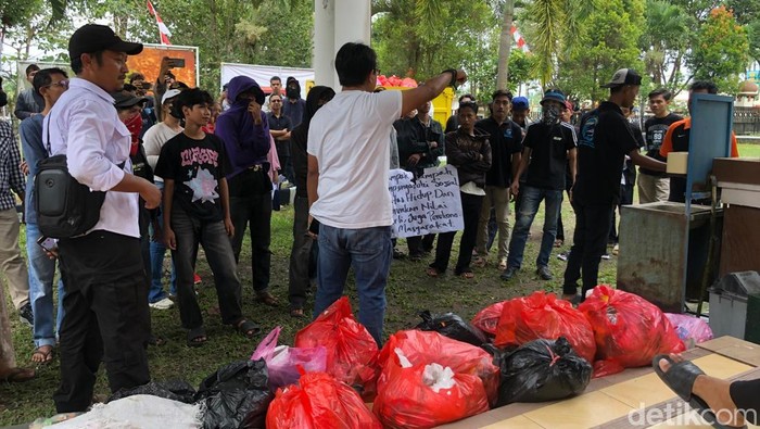 Warga Desa Bangkonol protes terkait kebijakan kerjasama penampungan sampah Tangsel. Mereka menutup pintu masuk TPA Bangkonol dan menumpahkan sampah di depan kantor Dinas Lingkungan Hidup Pandeglang.