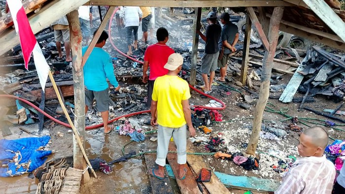 Warga saat membantu memadamkan kebakaran rumah di OKU Selatan.