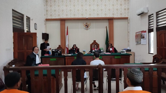 WN AS, Reza Masomi, menjalani sidang tuntutan di Ruang Sari PN Denpasar, Kamis (7/8/2025). (Ahmad Firizqi Irwan/detikBali)