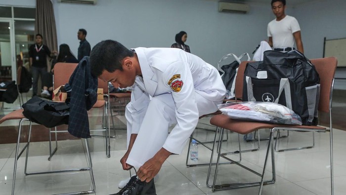 Anggota Pasukan Pengibar Bendera Pusaka (Paskibraka) Nasional mengikuti fitting Pakaian Dinas Upacara (PDU) di Pusat Pendidikan dan Pelatihan (Pusdiklat) Wiladatika, Cibubur, Jakarta, Kamis (7/8/2025). Sebanyak 76 anggota paskibraka dari 38 provinsi di Indonesia mengikuti fitting Pakaian Dinas Upacara (PDU) untuk kesiapan jelang pelaksanaan Upacara HUT ke-80 Kemerdekaan RI. ANTARA FOTO/Asprilla Dwi Adha/foc.