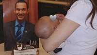 Ia memperkenalkan anak pertamanya, Ahmad Arash Omara Thariq, di depan foto mendingan Adjie Massaid. Foto: dok instagram aaliyah massaid