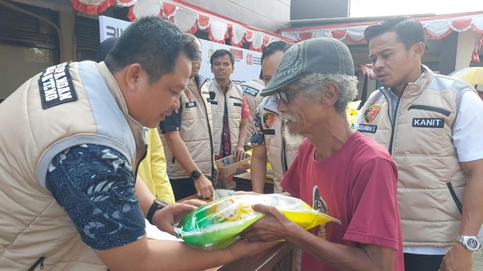 Acara Gerakan Pangan Murah (GPM) di halaman Mako Ditreskrimsus Polda Jateng, Kota Semarang, Jumat (8/8/2025).