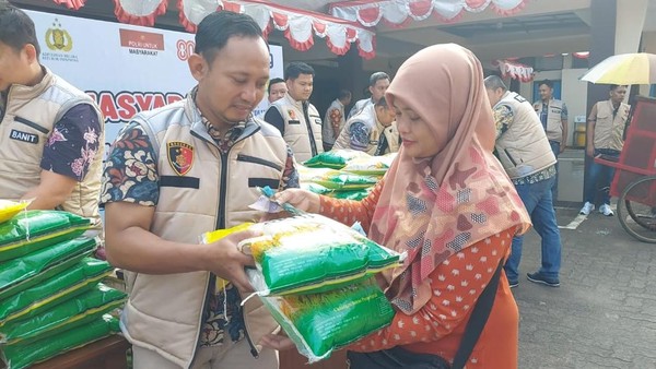 Warga Antusias Sambut GPM Polda Jateng: Alhamdulillah, Beli Beras Murah