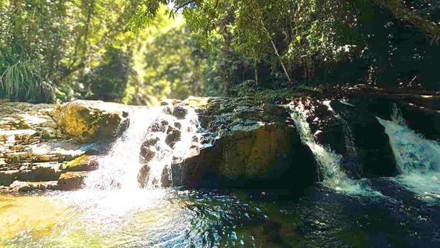 Malinau, sebuah kabupaten di Kalimantan Utara, menyimpan pesona alam yang masih alami. Salah satu destinasi wisata yang wajib dikunjungi adalah Air Terjun Seklibon di Desa Paking, Kecamatan Mentarang.