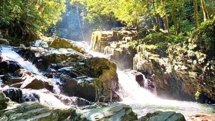 Malinau, sebuah kabupaten di Kalimantan Utara, menyimpan pesona alam yang masih alami. Salah satu destinasi wisata yang wajib dikunjungi adalah Air Terjun Seklibon di Desa Paking, Kecamatan Mentarang.