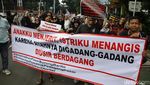 Aksi Pedagang Pasar Barito Tolak Penggusuran