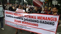Para pedagang yang tergabung dalam Perjuangan Rakyat Pasar Barito menggelar aksi unjuk rasa di Jalan Barito I, Jakarta, Jumat (8/8/2025). Mereka membawa spanduk dan poster berisi penolakan pengosongan pasar yang menjadi tempat mereka mencari nafkah. 