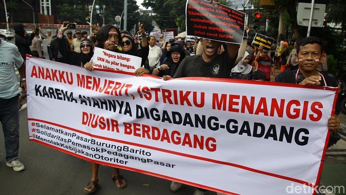 Aksi Pedagang Barito Tolak Penggusuran Para pedagang yang tergabung dalam Perjuangan Rakyat Pasar Barito menggelar aksi unjuk rasa di Jalan Barito I, Jakarta, Jumat (8/8/2025). Mereka membawa spanduk dan poster berisi penolakan pengosongan pasar yang menjadi tempat mereka mencari nafkah.