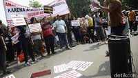 Pemerintah menawarkan lokasi sementara di kawasan Lenteng Agung, Jagakarsa, sebagai pengganti Pasar Barito. Namun, hingga kini proses pembangunan lokasi tersebut masih berlangsung. 
