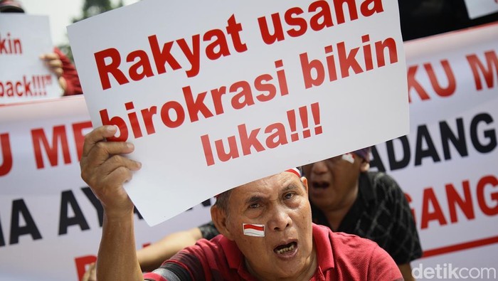 Aksi Pedagang Barito Tolak Penggusuran Para pedagang yang tergabung dalam Perjuangan Rakyat Pasar Barito menggelar aksi unjuk rasa di Jalan Barito I, Jakarta, Jumat (8/8/2025). Mereka membawa spanduk dan poster berisi penolakan pengosongan pasar yang menjadi tempat mereka mencari nafkah.