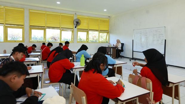 Aktivitas Naura dan sejumlah siswa sekolah rakyat di Banyuwangi.