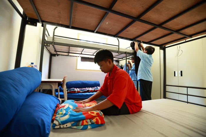 Aktivitas Naura dan sejumlah siswa sekolah rakyat di Banyuwangi.