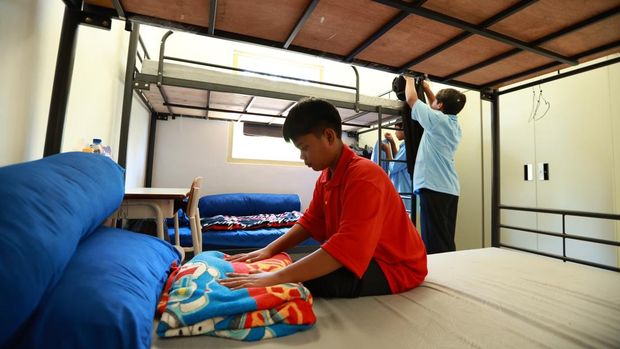 Aktivitas Naura dan sejumlah siswa sekolah rakyat di Banyuwangi.