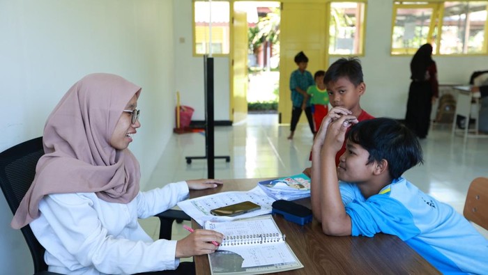 Aktivitas Naura dan sejumlah siswa sekolah rakyat di Banyuwangi.