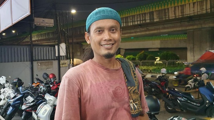 Andre, juru parkir tendean yang istiqamah jaga wudhu, saat ditemui, Kamis (7/8/2025).