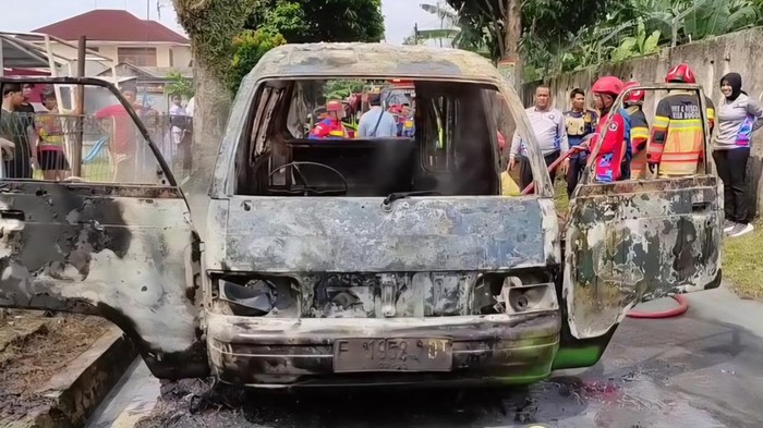Angkot BBG di Bogor terbakar. (M Sholihin/detikcom)