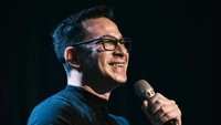 Ari Wibowo teta bahagia meski belum ada pasangan lagi. Kriterianya yang baik, mikirin keluarga, aku, anaklah. Saya bahagia, saya tenang sekarang, tuturnya. (Foto: dok Instagram ariwibowo_official)