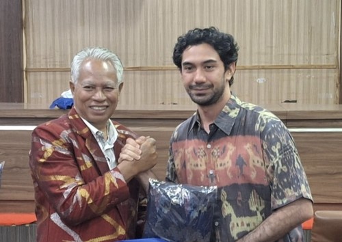 Asisten I Setda Kabupaten Bima, Fatahulah dan Aktor Reza Rahadian usai dialog berkaitan peningkatan kualitas pendidikan di Aula utama kantor Bupati Bima, Kamis, (8/8/2025) malam. (Dok. Pribadi Fatahulah)