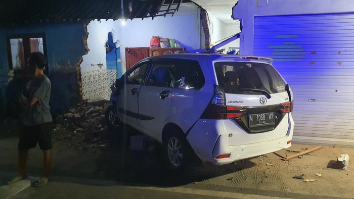Avanza tabrak pemotor hingga tewas di Pasuruan