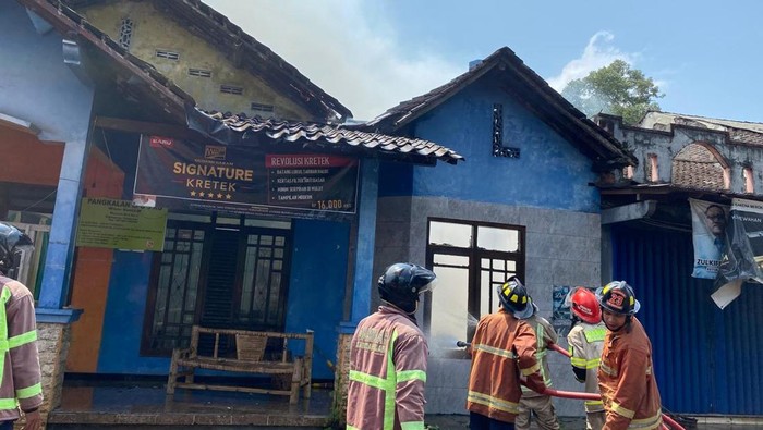 Petugas Pemadam Kebakaran (Damkar) Kabupaten Magelang memadamkan kobaran api ruko di Meteseh, Sidoagung, Tempuran, Jumat (8/8/2025).