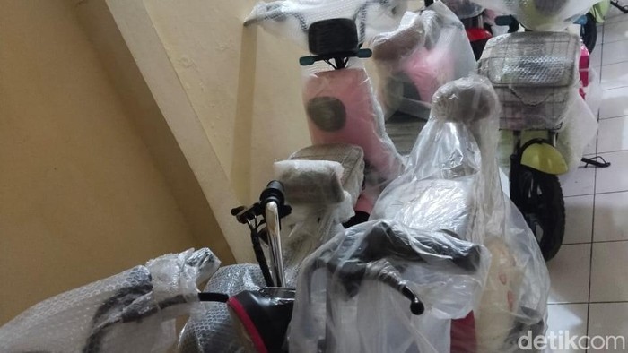 Barang bukti sepeda listrik yang dicuri karyawan toko di Majalaya, Kabupaten Bandung.