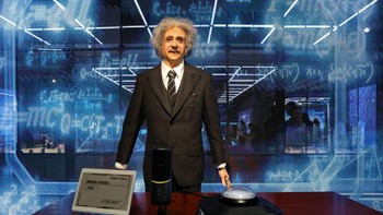 Robot humanoid yang menyerupai mendiang fisikawan Albert Einstein. Tampilan toko futuristik dipenuhi teknologi AI buatan lokal. Foto: REUTERS/Florence Lo