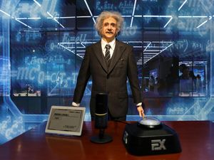 China Buka Toko Robot, Jual Robot Einstein dan Pelayan Ganteng