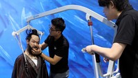 Media members work by a walking Tiangong humanoid robot during an organised media tour to Robot Mall, a store selling humanoid and other robots, in Beijing, China August 6, 2025. REUTERS/Florence Lo TPX IMAGES OF THE DAY