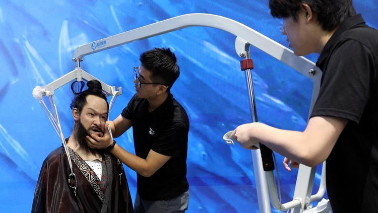Media members work by a walking Tiangong humanoid robot during an organised media tour to Robot Mall, a store selling humanoid and other robots, in Beijing, China August 6, 2025. REUTERS/Florence Lo TPX IMAGES OF THE DAY